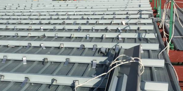 帷顶金属为您浅析铝镁锰屋面板在对屋面施工铺设需要注意的事项